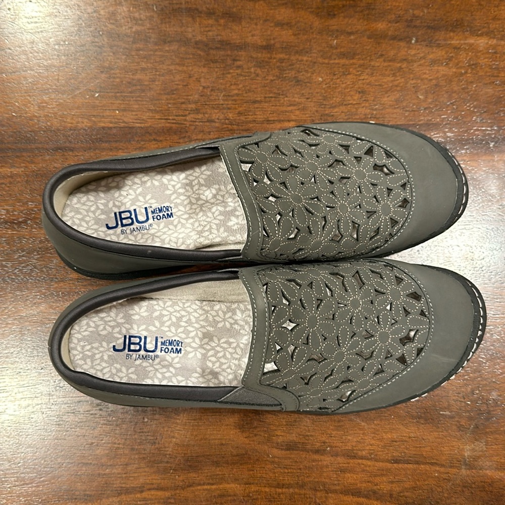 JBU memory foam. Size 9.5. Textile lining/insole. Leather flocking outsole.